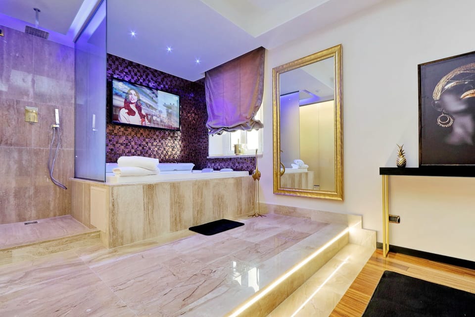 Deluxe Suite, Hot Tub | Private spa tub