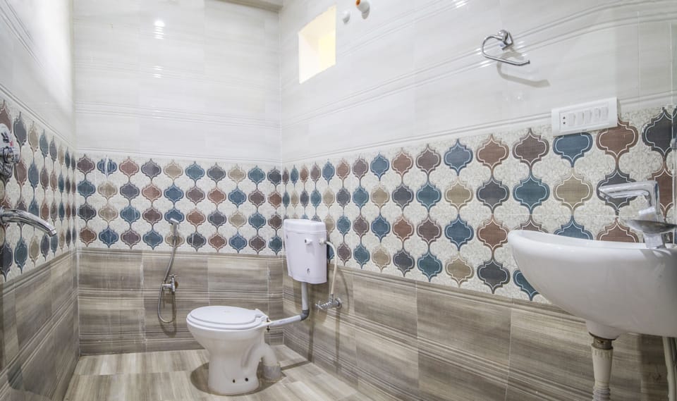 Deluxe Room | Bathroom | Shower, free toiletries, towels