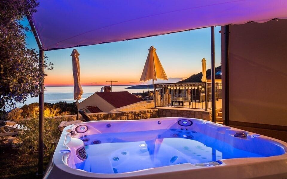 Outdoor spa tub