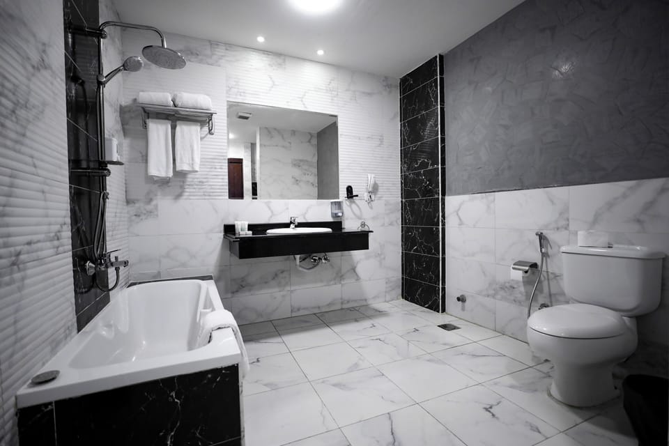 Luxury Studio Suite, Pool View | Bathroom | Deep soaking tub, rainfall showerhead, free toiletries, hair dryer