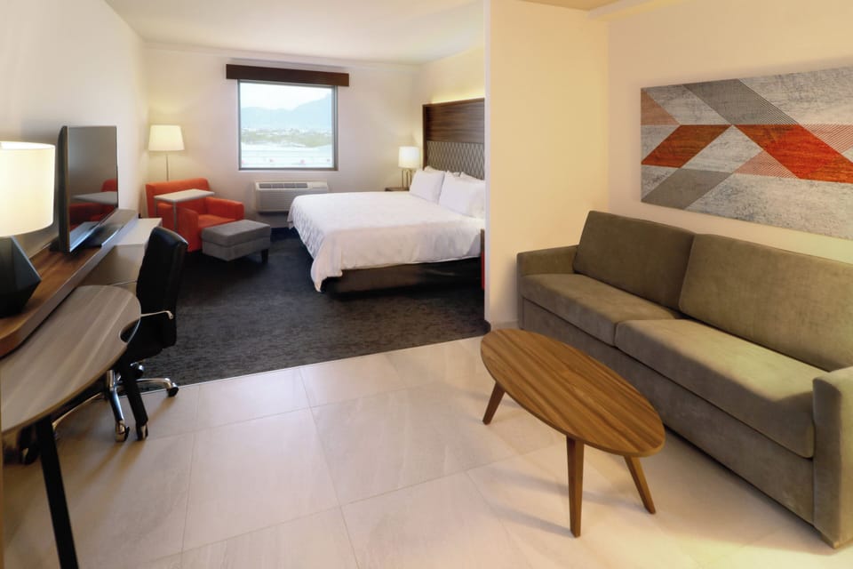 Junior Suite | Minibar, in-room safe, desk, laptop workspace