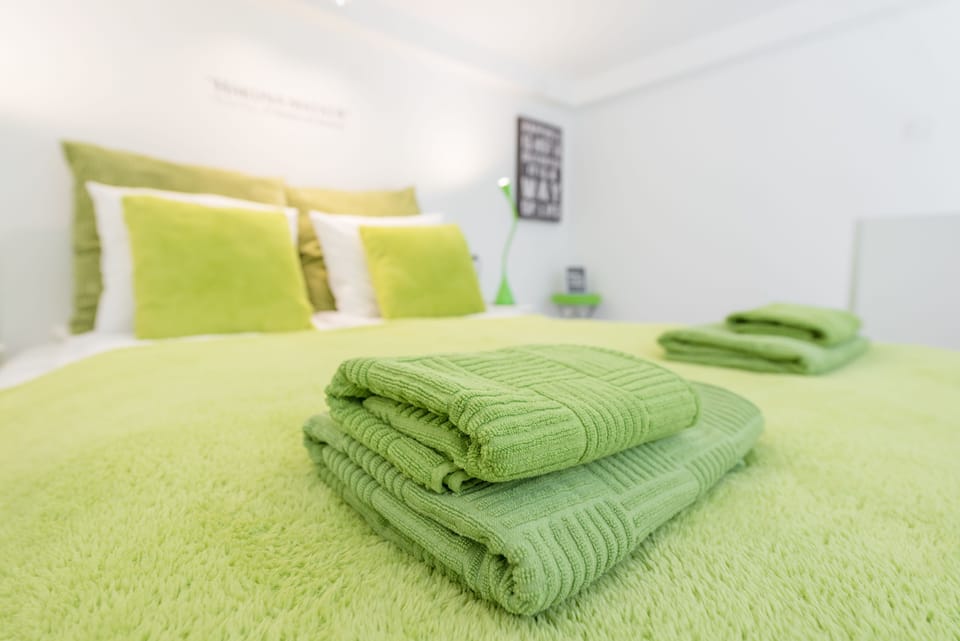 Design Apartment, 1 Queen Bed with Sofa bed (GREEN) | Desk, laptop workspace, blackout drapes, soundproofing