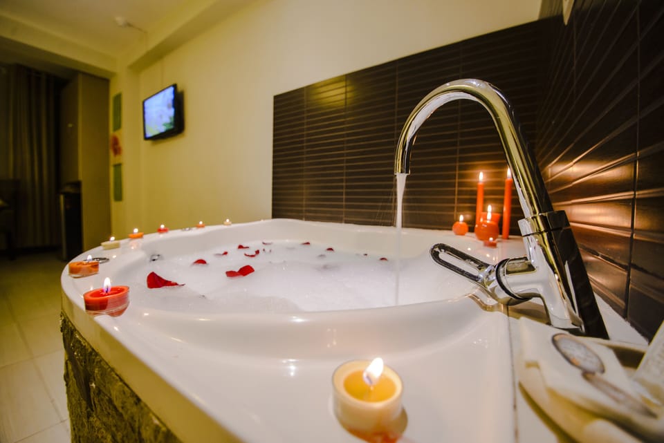 Junior Suite, 1 King Bed, Jetted Tub | In-room safe, desk, iron/ironing board, free WiFi