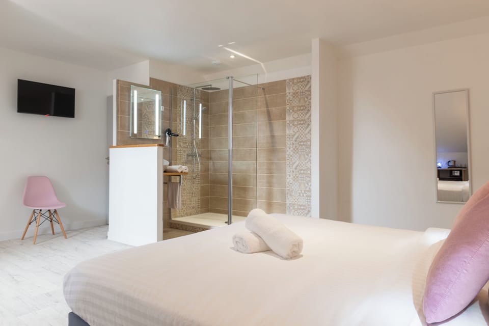Deluxe Room | Bathroom | Free toiletries, hair dryer, slippers, towels