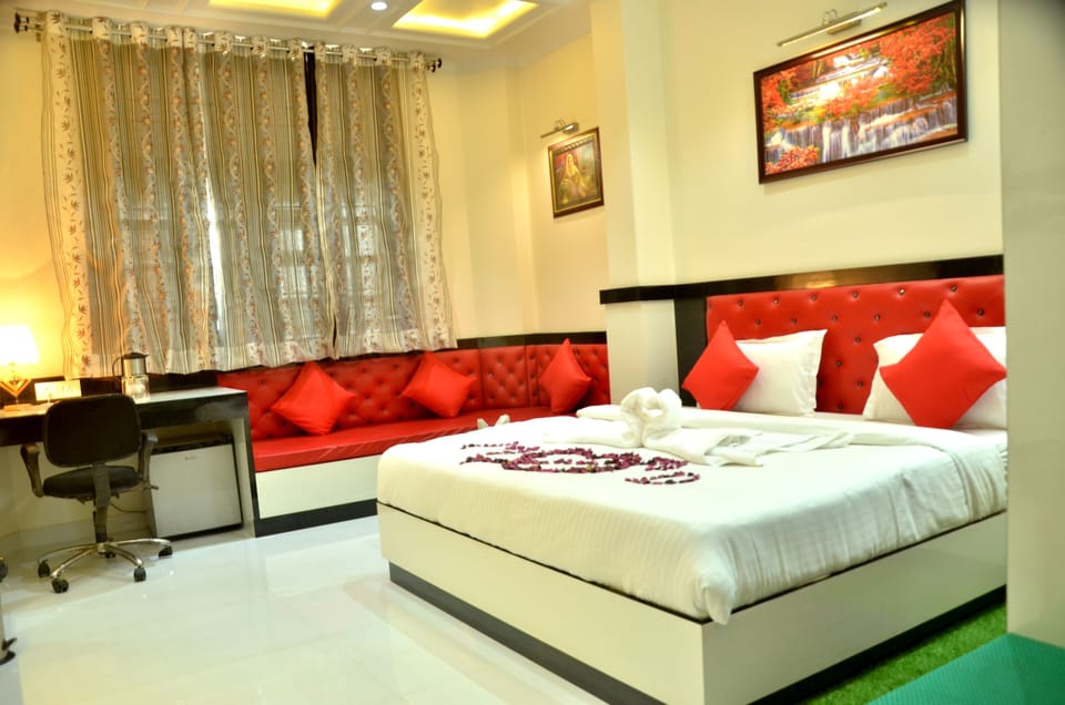 Executive Double Room | Individually decorated, individually furnished, blackout drapes