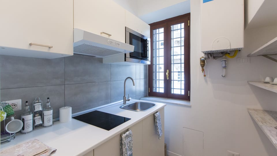 Microwave, cookware/dishes/utensils