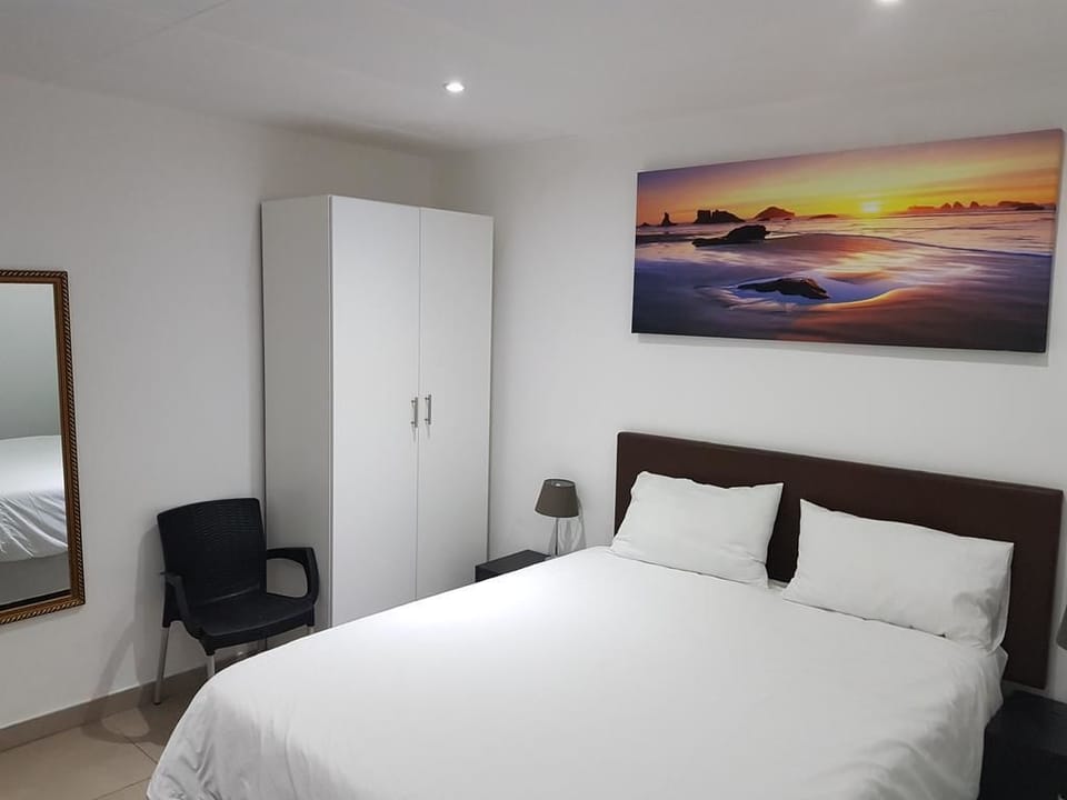 Standard Room | Premium bedding, iron/ironing board, free WiFi, bed sheets