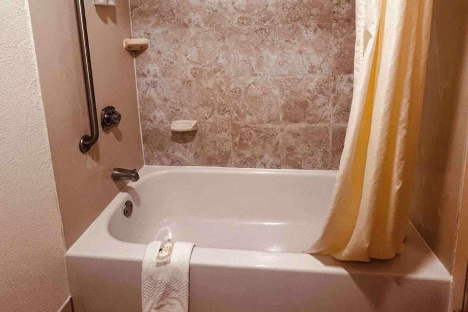 Room, 1 King Bed, Non Smoking | Desk, iron/ironing board, WiFi (free), bed sheets