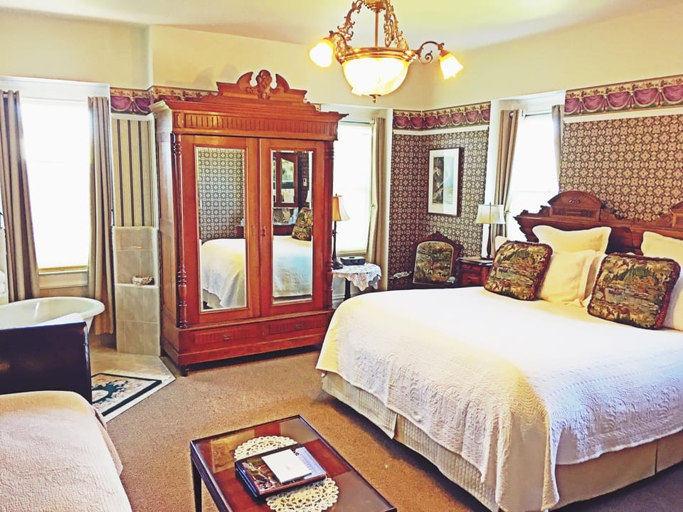Deluxe Room, 1 King Bed | 1 bedroom, premium bedding, down comforters, pillowtop beds