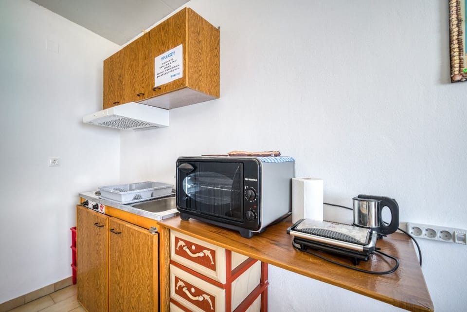 Full-size fridge, electric kettle, toaster oven