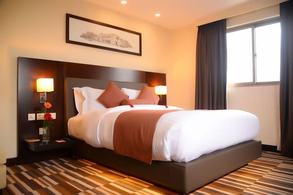 Superior King Room | In-room safe, desk, blackout drapes, soundproofing