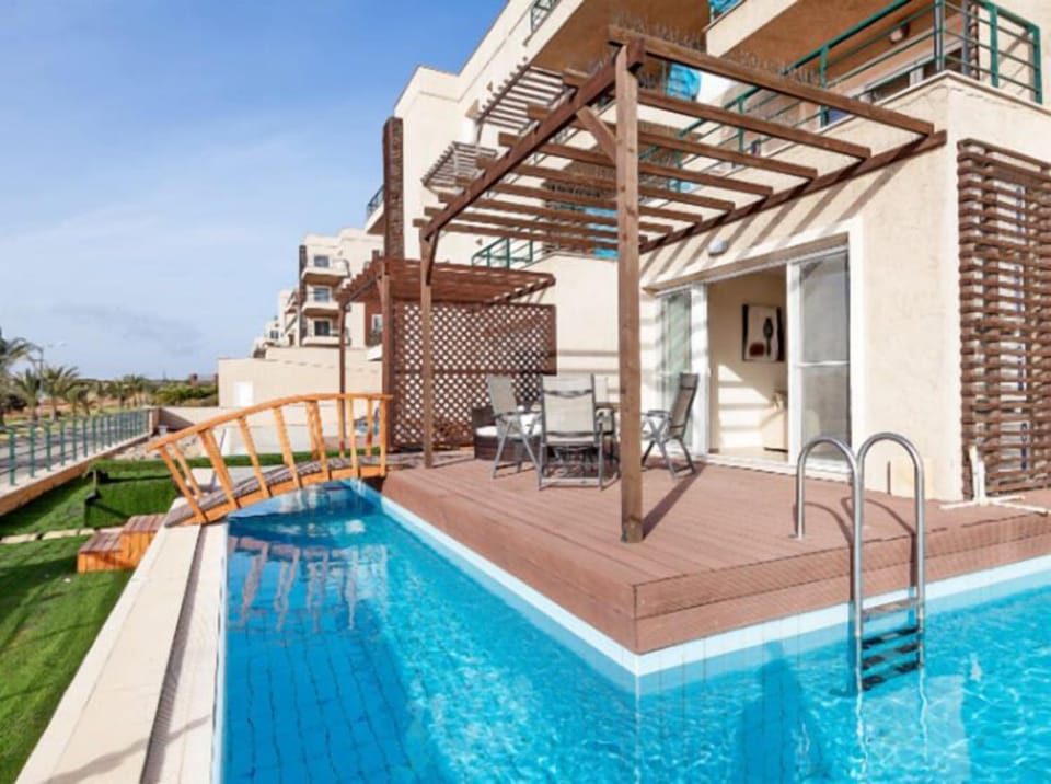 Outdoor pool, sun loungers