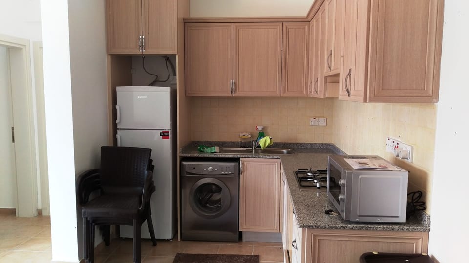 Comfort Apartment, 1 Bedroom, Balcony, Courtyard View | Private kitchen | Coffee/tea maker, full-size fridge, microwave, oven