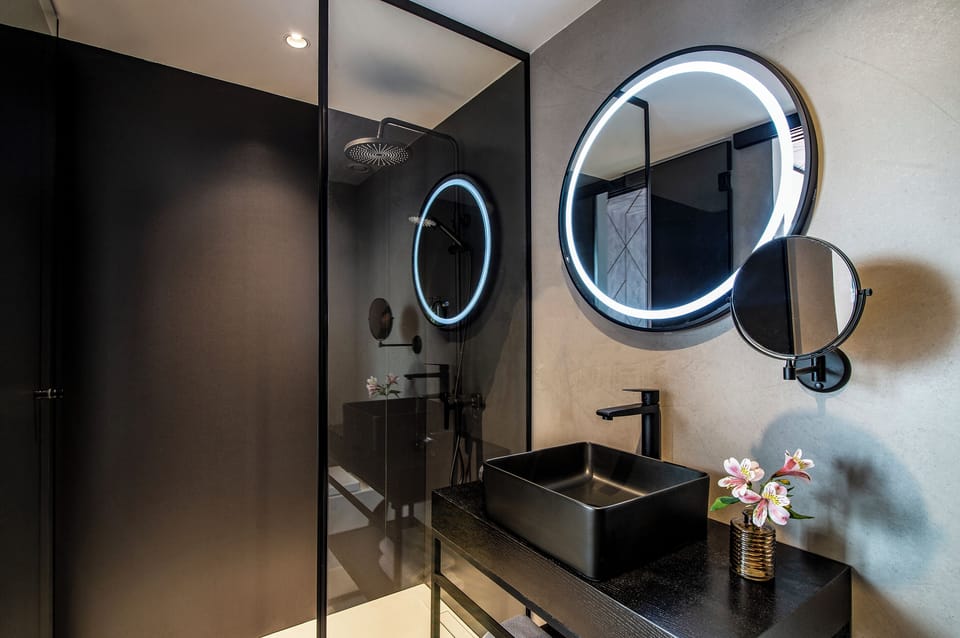 Shower, rainfall showerhead, free toiletries, hair dryer