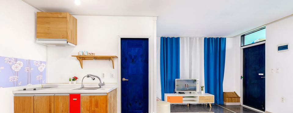Room, Ocean View (102) | Private kitchenette | Fridge, microwave, stovetop, electric kettle