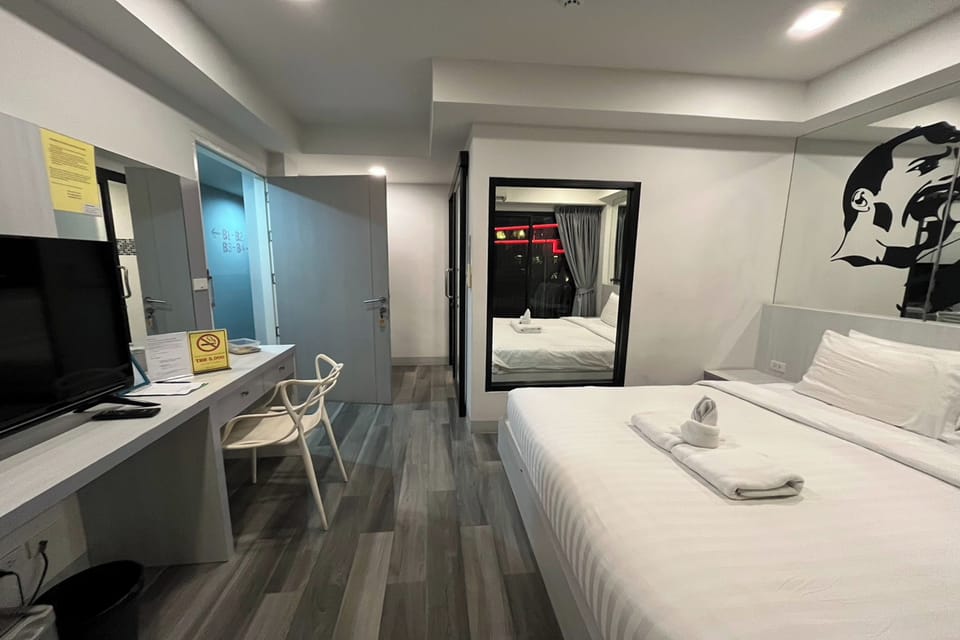 Deluxe Double Room, 1 King Bed | Premium bedding, in-room safe, desk, WiFi (free)