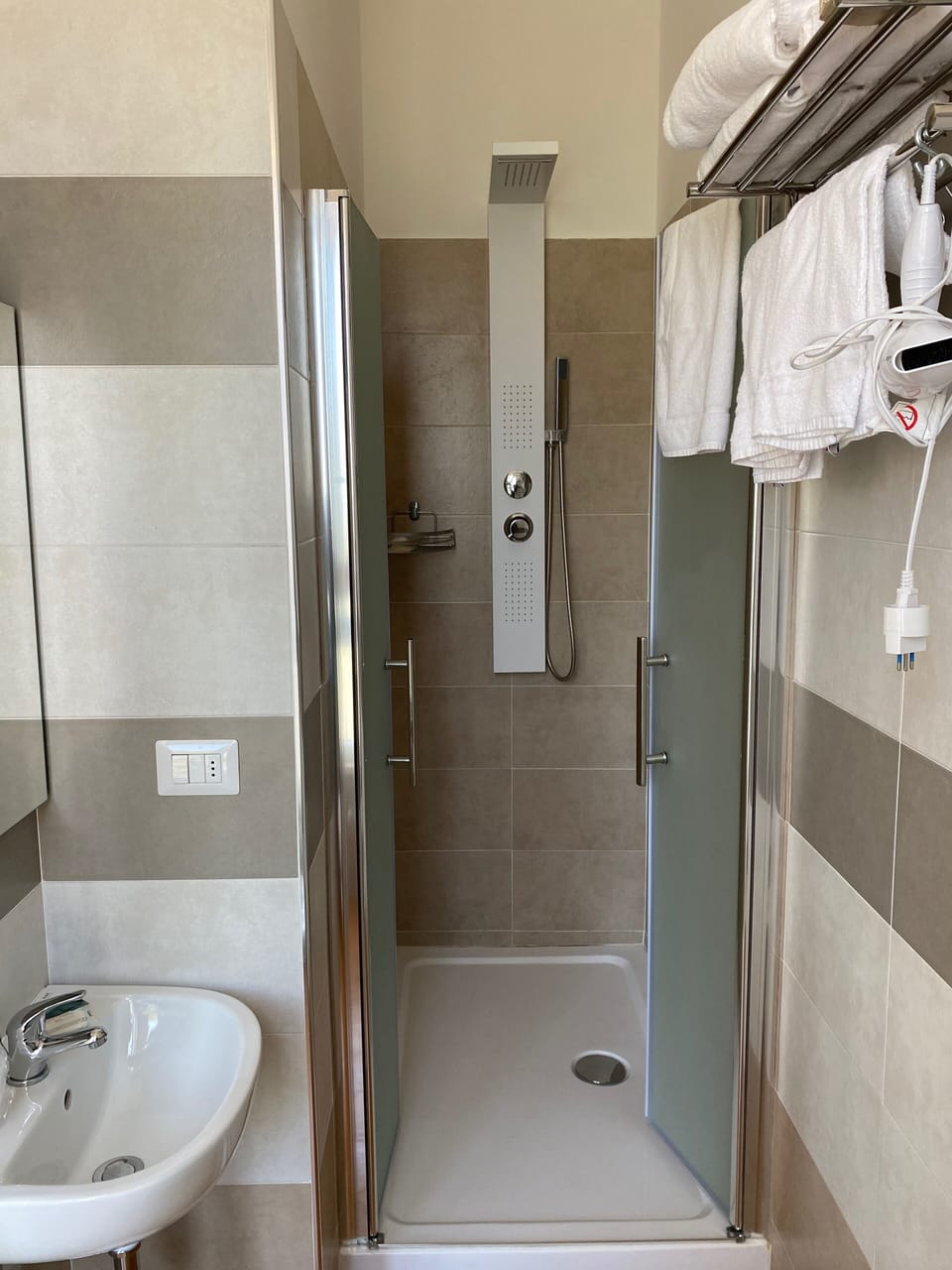 Standard Double Room, 1 Double Bed | Bathroom | Shower, rainfall showerhead, hair dryer, bidet