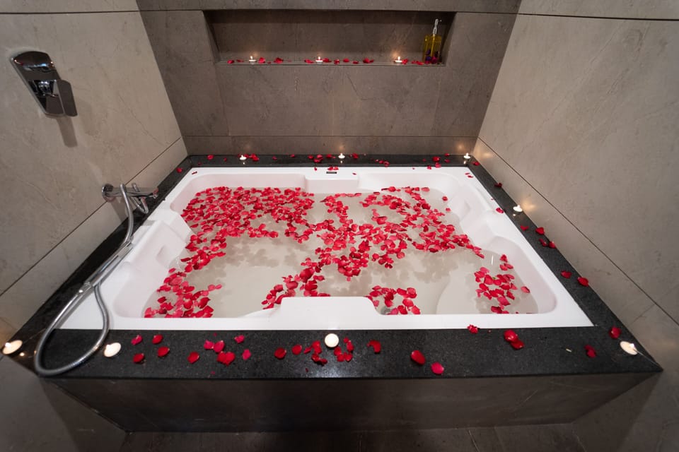Royal Room | Bathroom | Combined shower/tub, rainfall showerhead, free toiletries, hair dryer