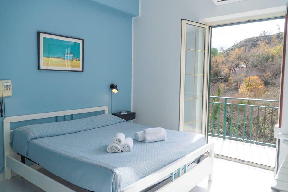 Basic Room | Desk, free WiFi, bed sheets