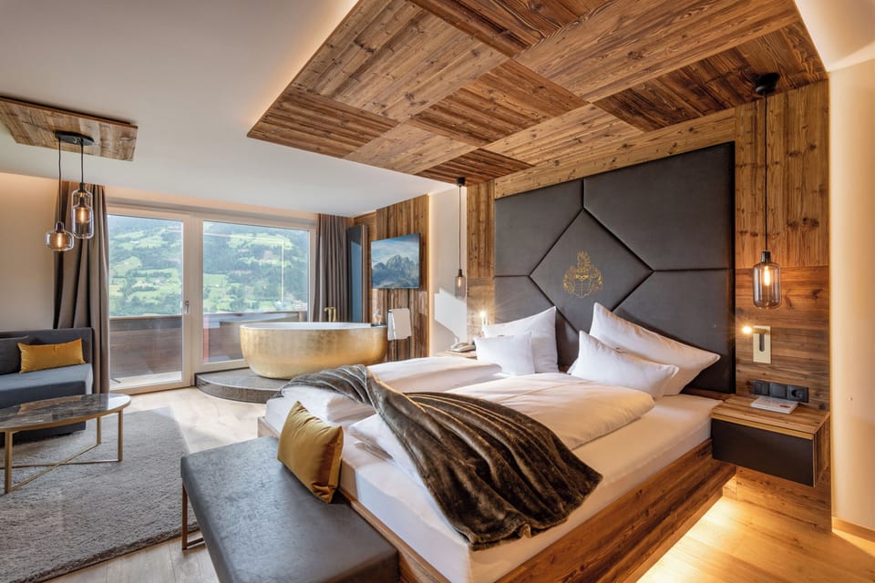 Luxury Suite | Hypo-allergenic bedding, in-room safe, blackout drapes, free WiFi