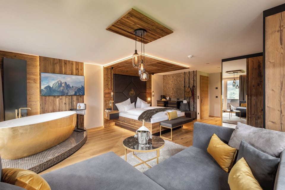 Luxury Suite | Hypo-allergenic bedding, in-room safe, blackout drapes, free WiFi