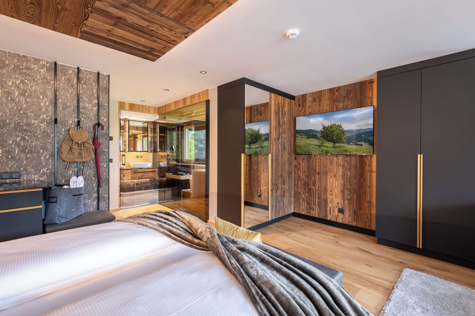 Luxury Suite | Hypo-allergenic bedding, in-room safe, blackout drapes, free WiFi