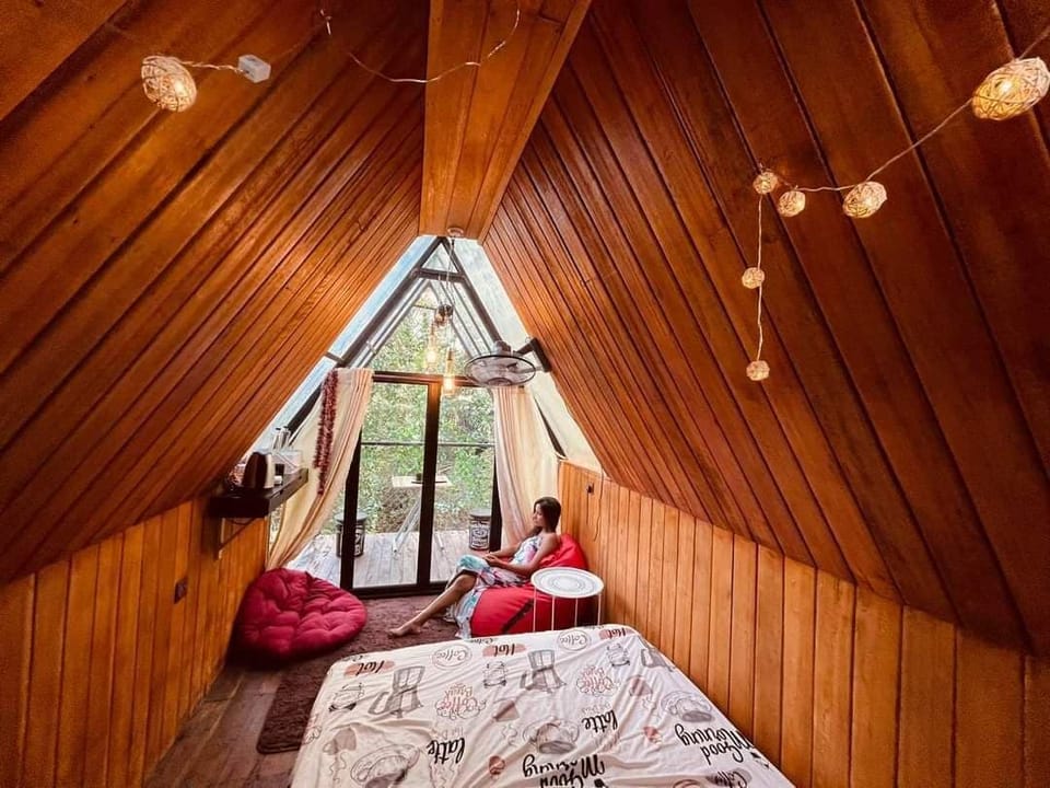 Deluxe Tree House | Laptop workspace, blackout drapes, soundproofing, WiFi (free)