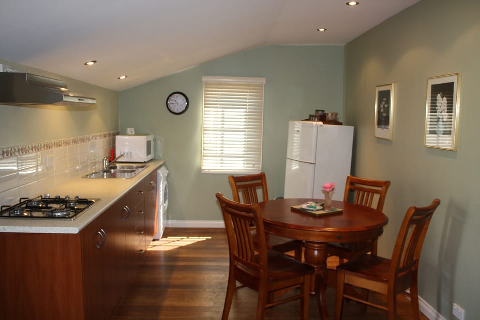 Apple Tree Cottage | In-room dining