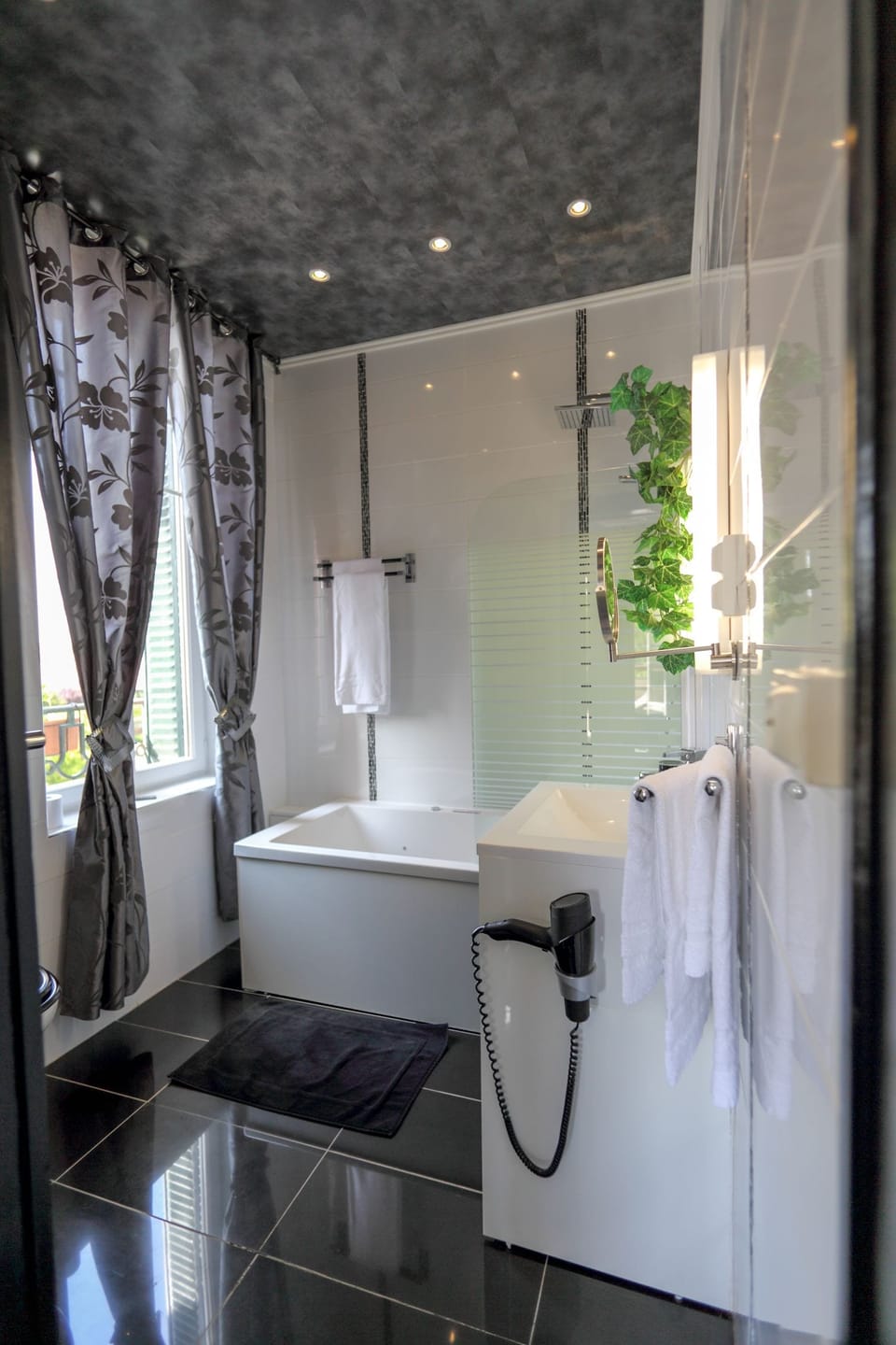 chambre Saphir | Bathroom | Free toiletries, hair dryer, towels, soap