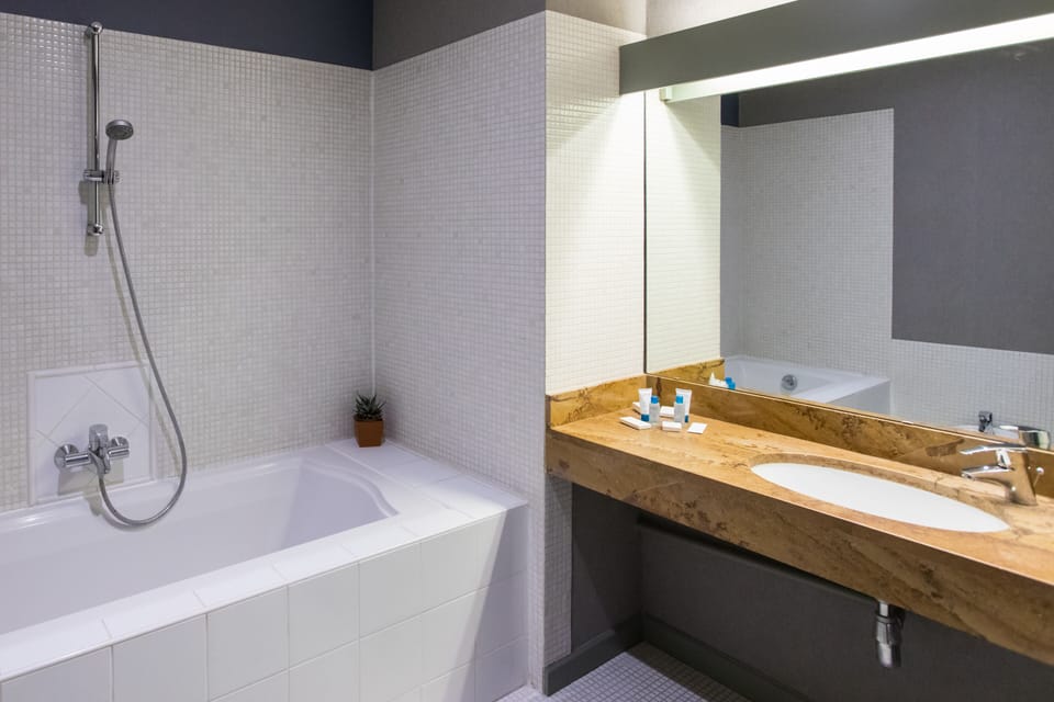 Family Room (OR) | Bathroom | Free toiletries, hair dryer, towels, soap