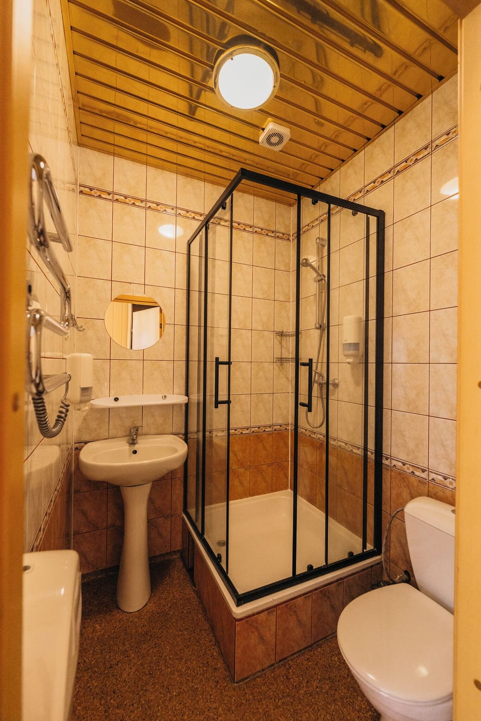 Standard Quadruple Room | Bathroom | Shower, free toiletries, hair dryer, towels