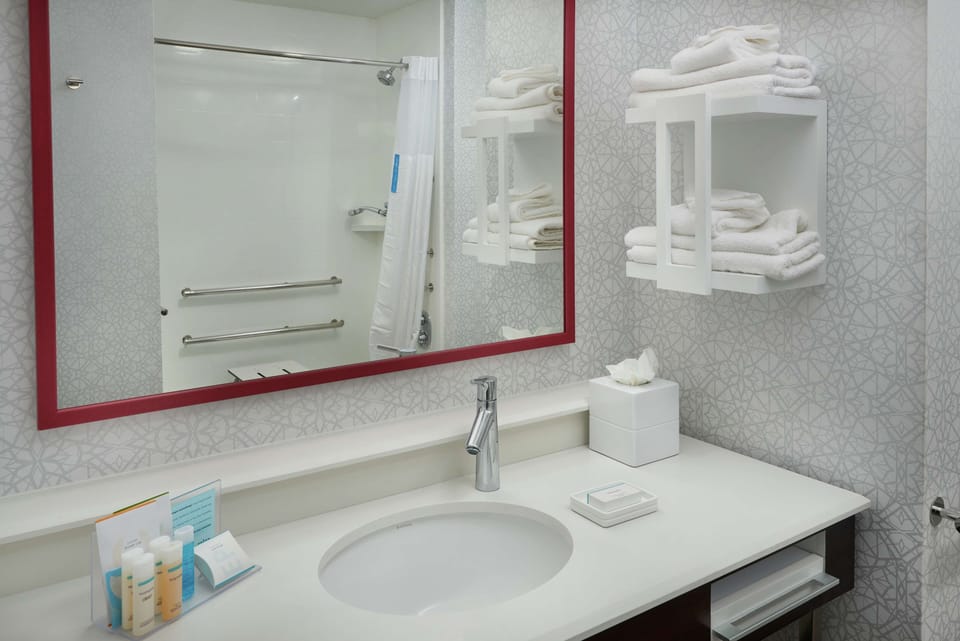 Combined shower/tub, hydromassage showerhead, towels