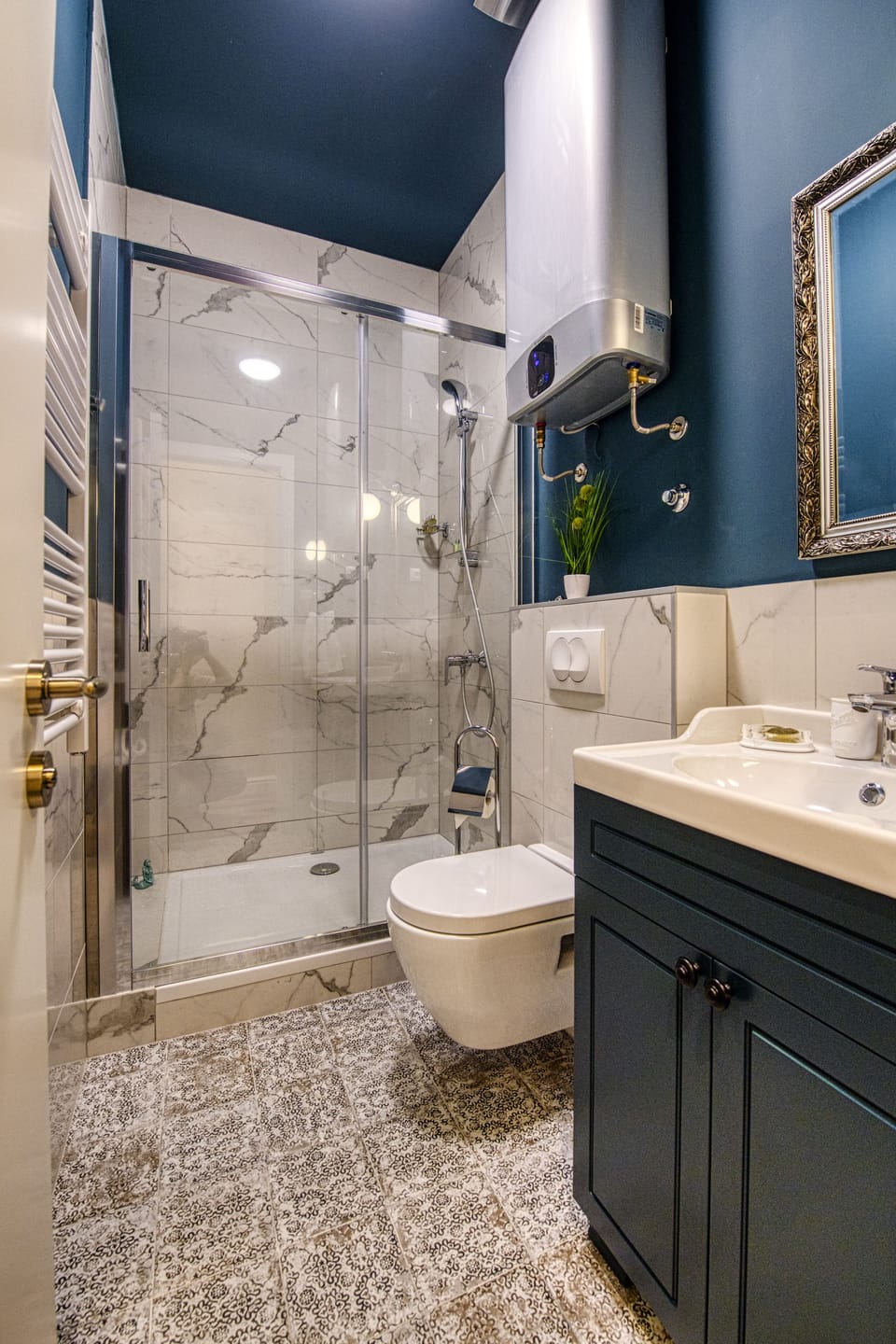 Design Double Room (12) | Bathroom | Shower, free toiletries, hair dryer, towels