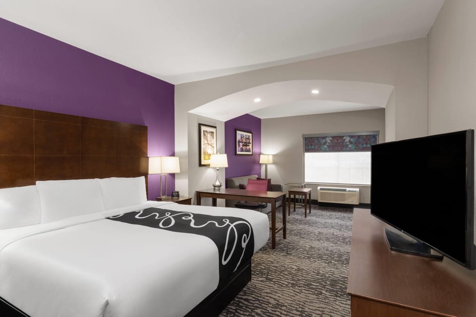 Deluxe Room, 1 King Bed, Non Smoking | Premium bedding, pillowtop beds, desk, iron/ironing board