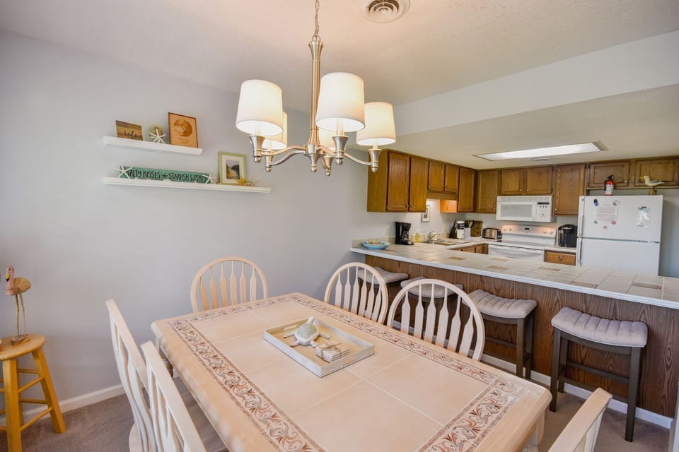 Condo, 2 Bedrooms | Dining
