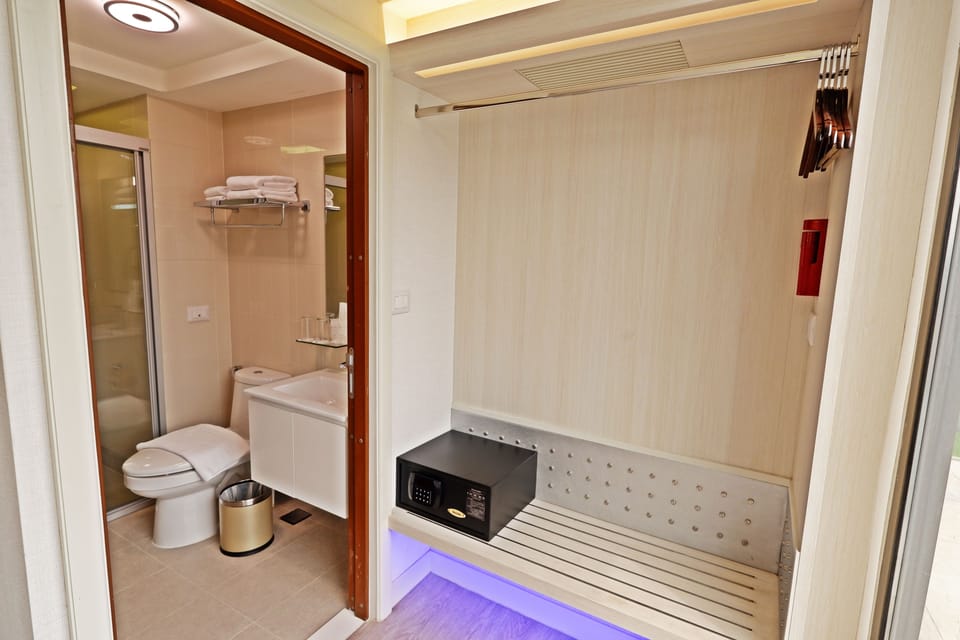 Standard Room, 1 Double Bed | Bathroom | Shower, free toiletries, hair dryer, towels