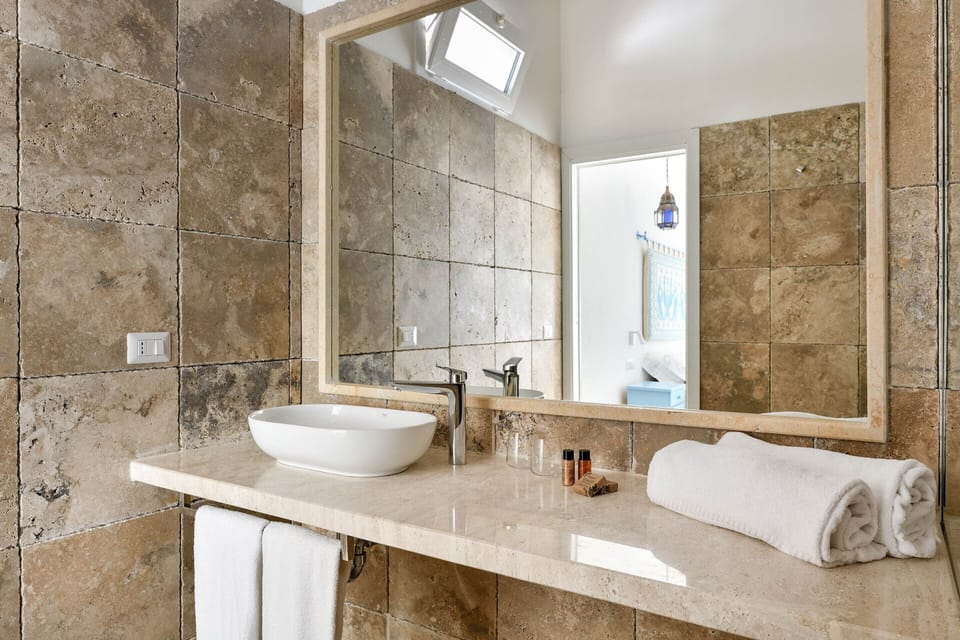 Superior Triple Room | Bathroom | Shower, free toiletries, hair dryer, bidet
