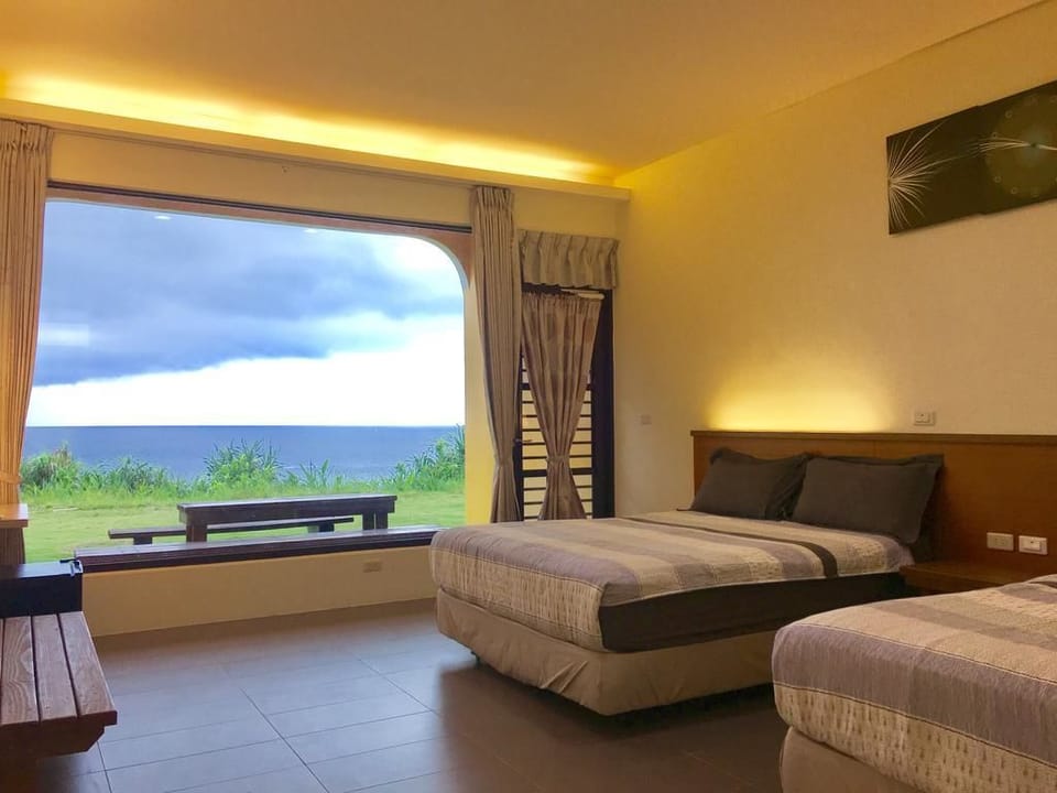 Quadruple Room | Desk, blackout drapes, bed sheets