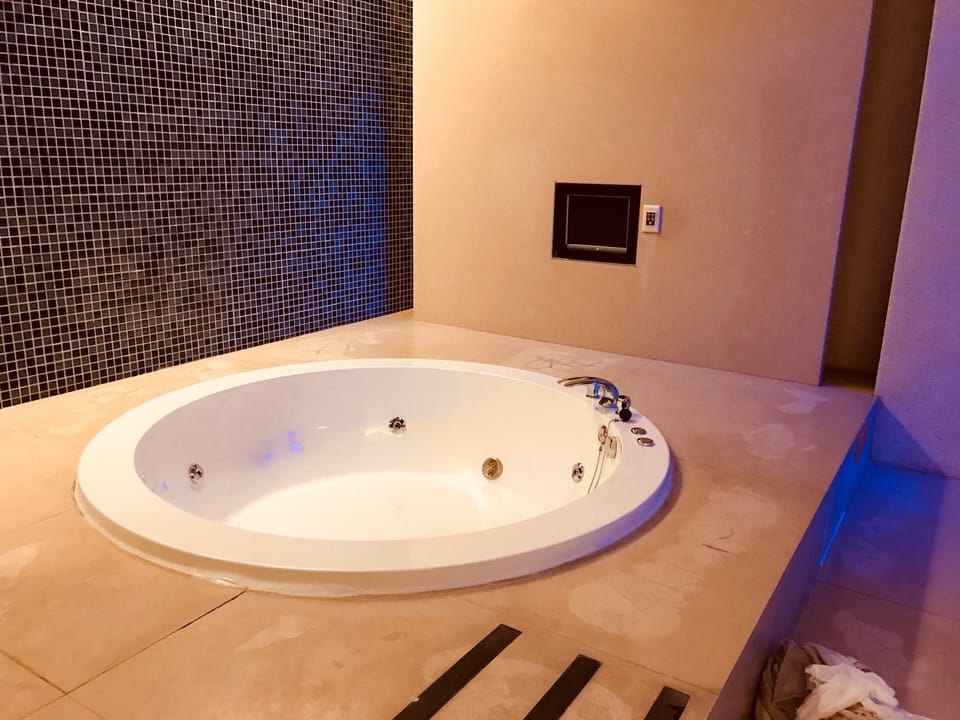 Superior Double Room | Bathroom | Separate tub and shower, jetted tub, free toiletries, hair dryer