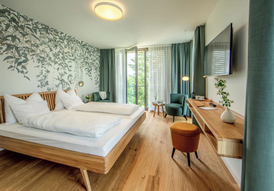Hoernle Double Room Premium Plus | Hypo-allergenic bedding, desk, laptop workspace, blackout drapes