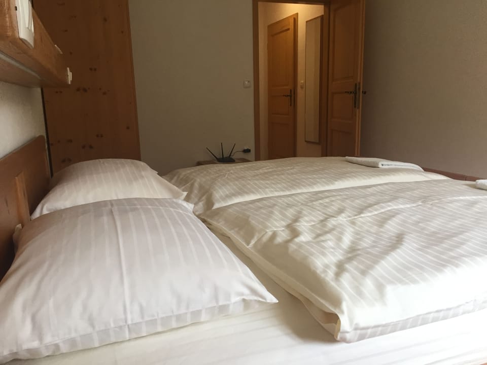 Double Room, 2 Twin Beds | Desk, blackout drapes, WiFi (free), bed sheets