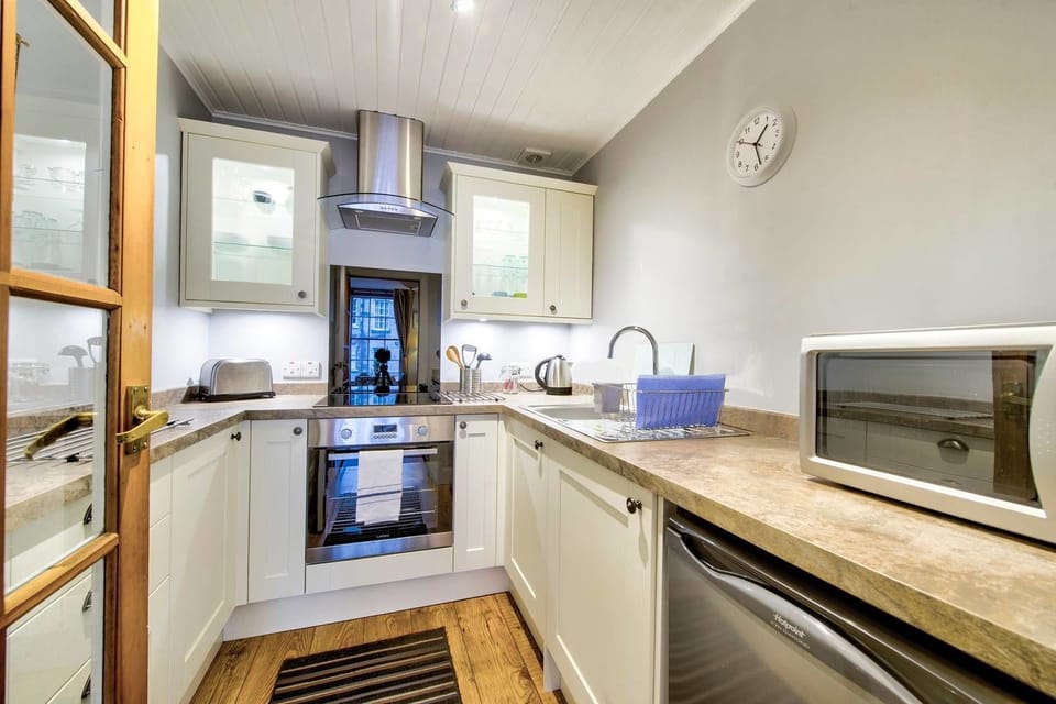Comfort Studio (1 Bedroom) | Private kitchen | Fridge, microwave, stovetop, electric kettle