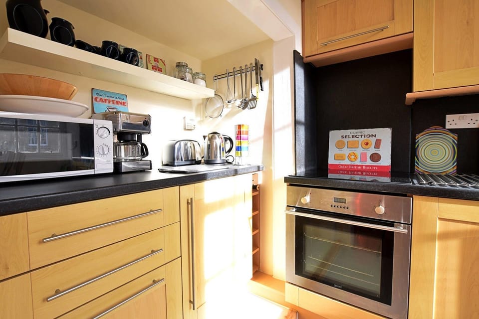 Apartment (2 Bedrooms) | Private kitchen | Fridge, microwave, oven, coffee/tea maker