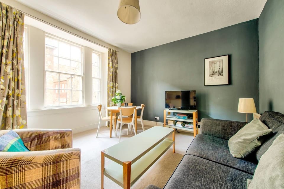 Apartment (1 Bedroom) | Living room | TV