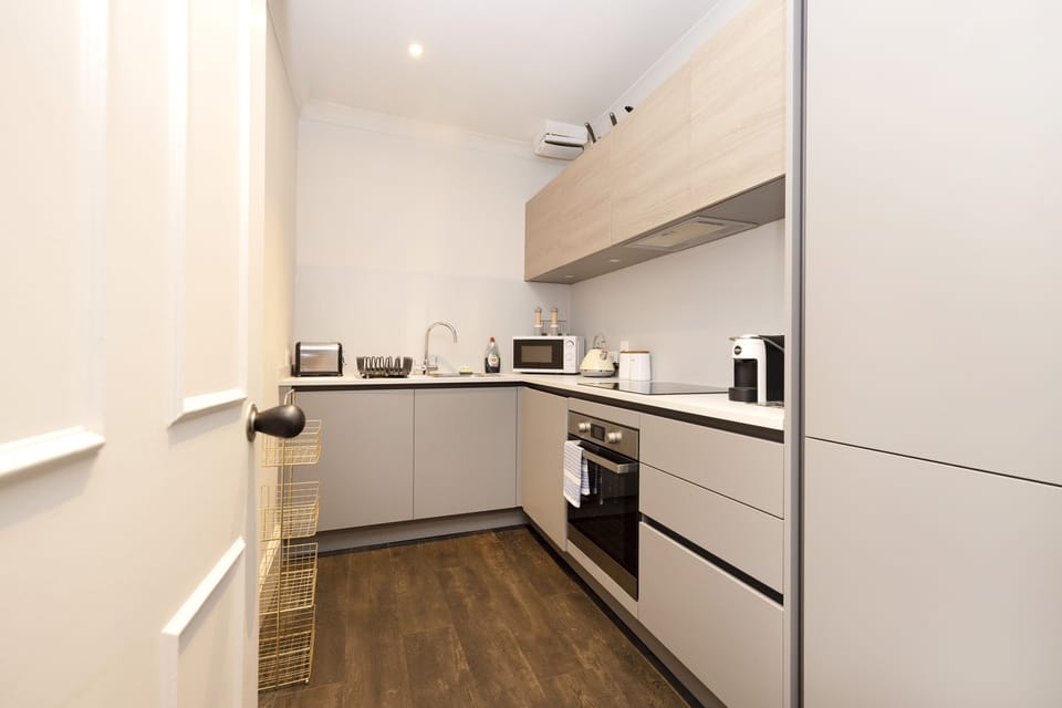 Full-size fridge, oven, coffee/tea maker, electric kettle