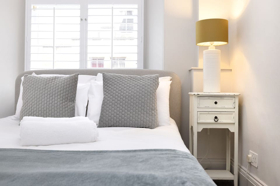 JOIVY Iconic Cockburn Street 4 Bedroom Apartment: Heart of Old Town Apartment in Edinburgh