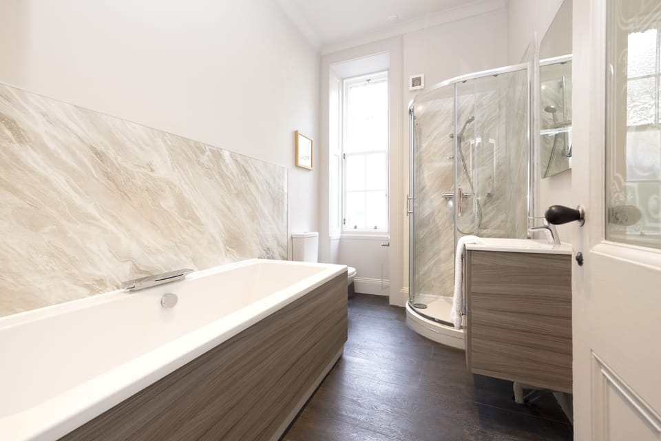 JOIVY Iconic Cockburn Street 4 Bedroom Apartment: Heart of Old Town Apartment in Edinburgh
