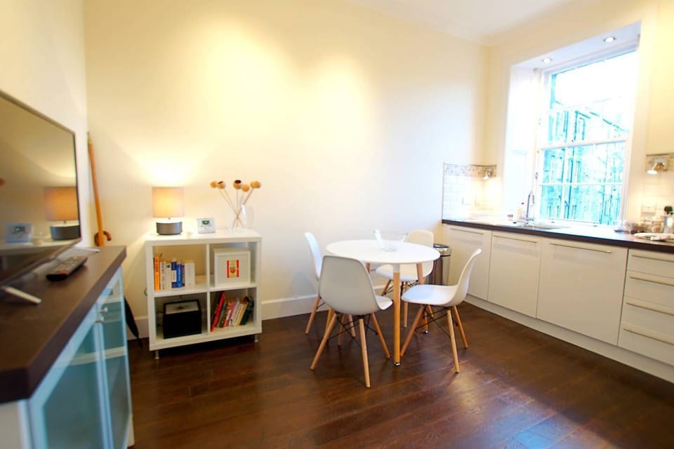 Apartment (1 Bedroom) | Private kitchen | Electric kettle, cookware/dishes/utensils