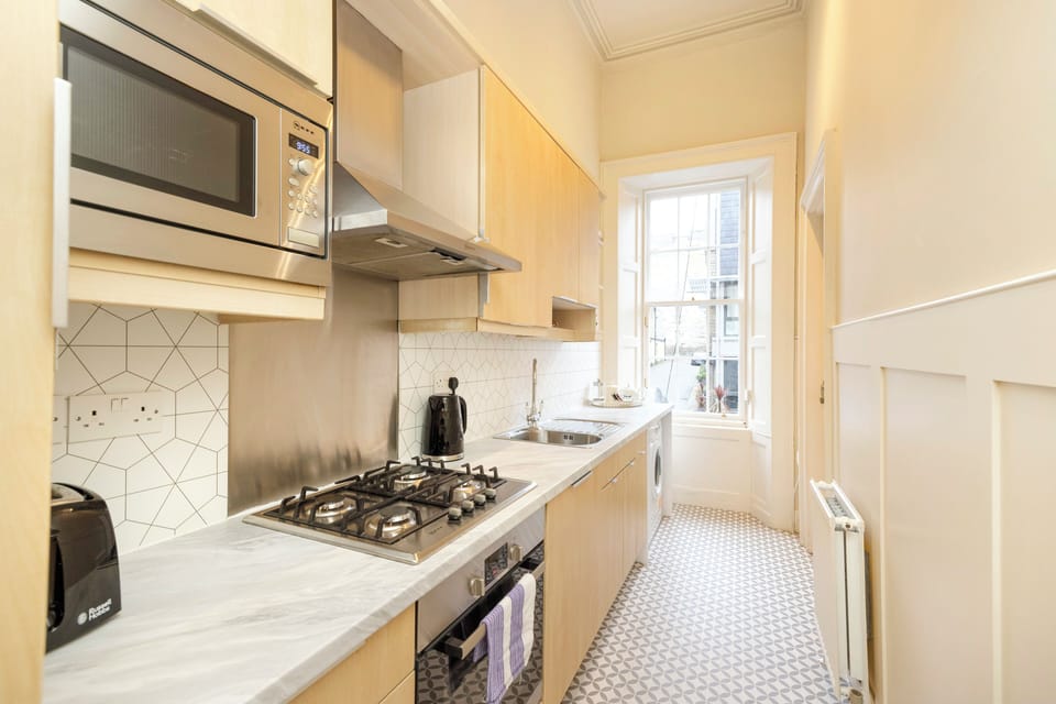 House (3 Bedrooms) | Private kitchen | Electric kettle, highchair, cookware/dishes/utensils