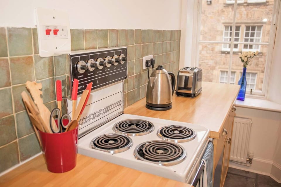 Apartment (2 Bedrooms) | Private kitchen | Electric kettle, toaster, cookware/dishes/utensils